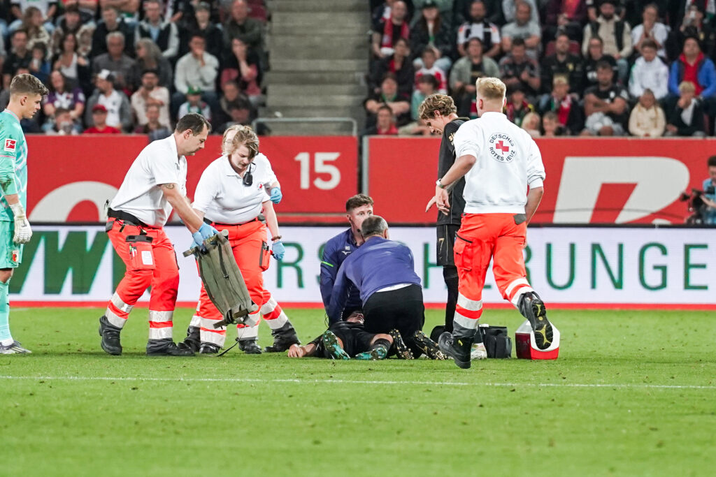 Medical staff on the pitch, FC Augsburg versus Bayern Munich